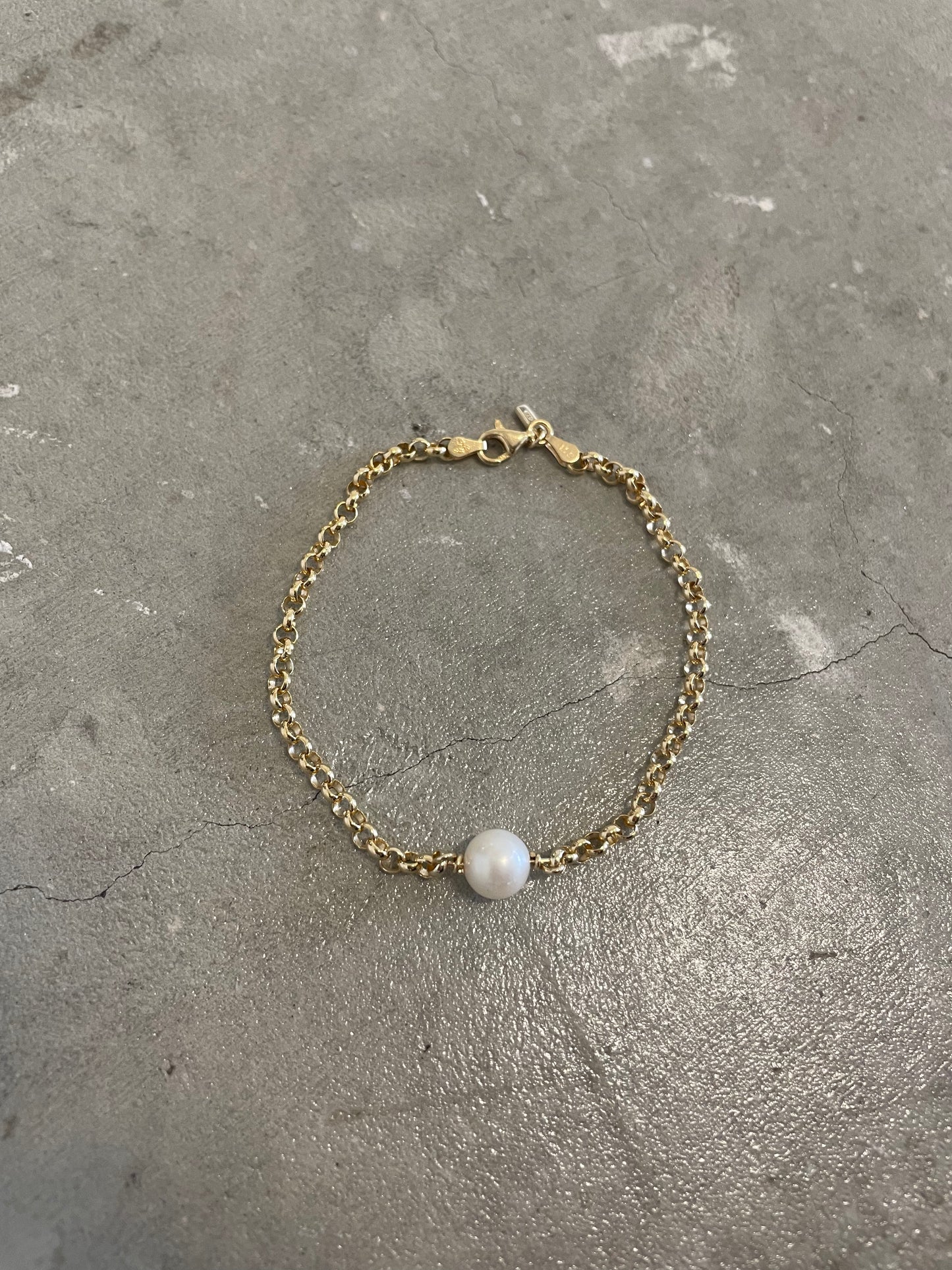 Large Pearl Bracelet in Gold